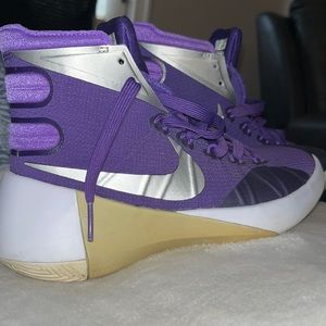 Boys Nike Hyperdunk purple size 5.5
